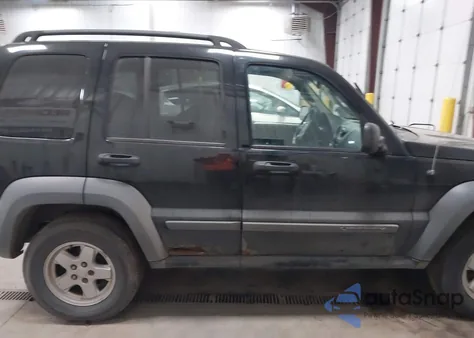 2005 Jeep Liberty Sport z USA, uszkodzony, nr VIN 1J4GL48K55W711355